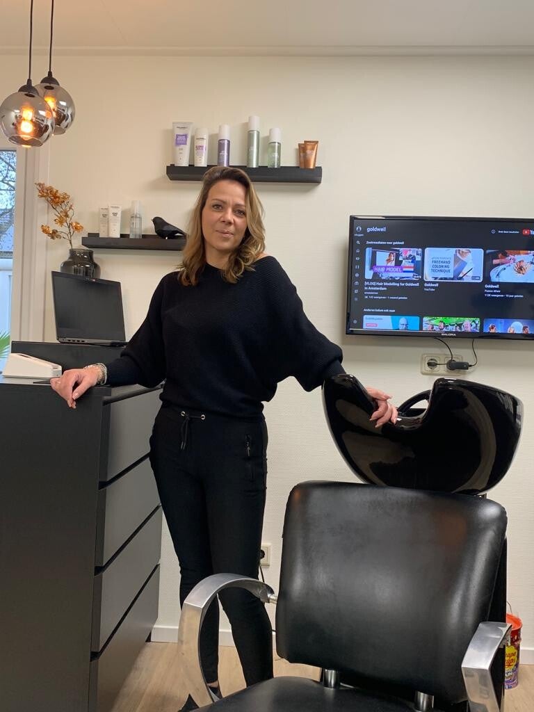 Charlene in haar haarstudio